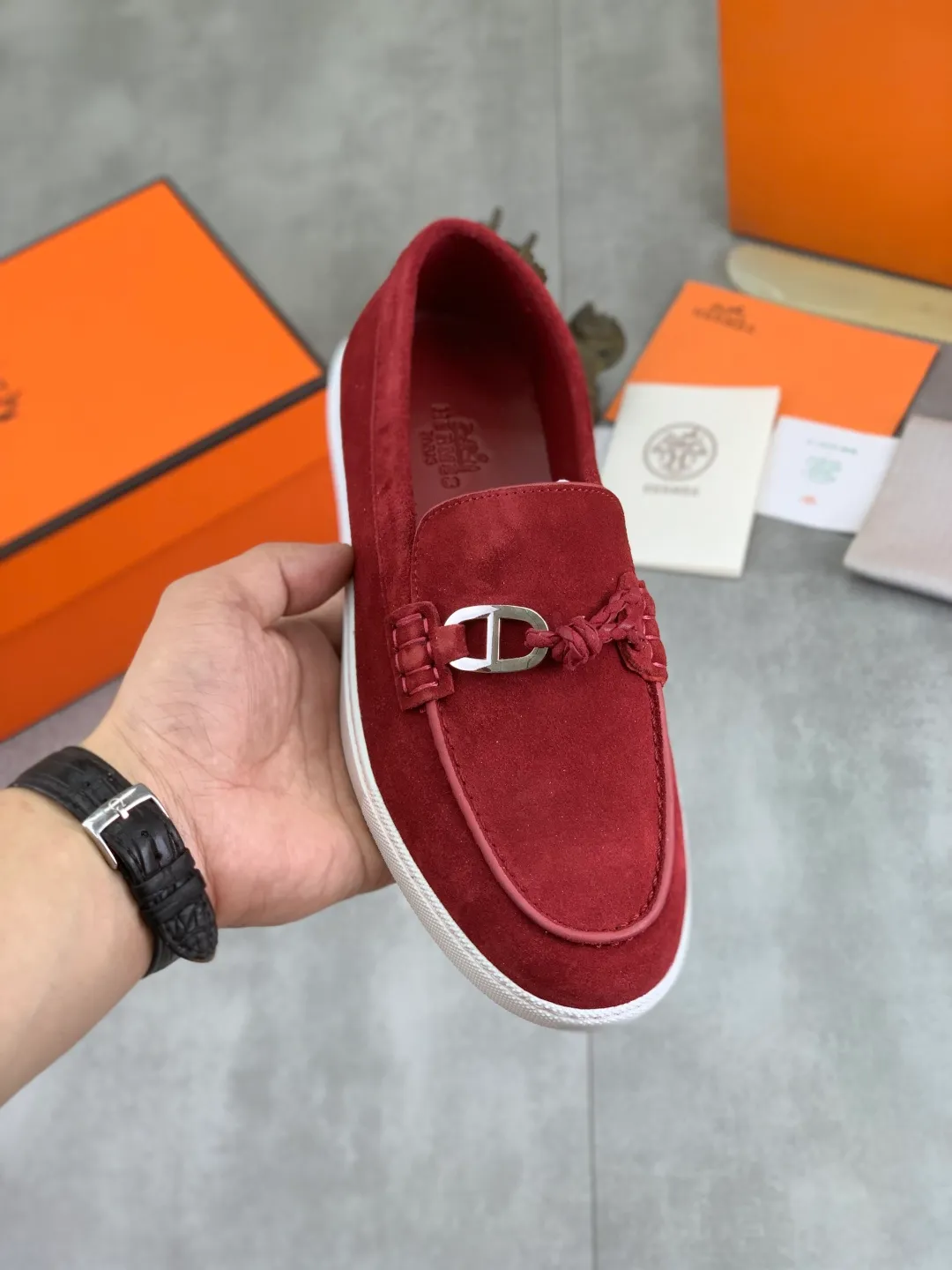 Factory price P600, new model, top version, original order, Hermes men's Drift Sneaker, new summer casual sports shoes, original purchase, development, production, H family men's classic series, technical breathable fabrics with cowhide, casual sports shoes, casual sports dad shoes, combined with high-tech breathable materials and cowhide, H family exclusive button decoration on the side. The outsole is full of H italic design and bright colors to show vitality and continue the brand design inspiration. Stroll around the city lightly and feel free and comfortable. Delivered in exquisite packaging🛍📦 ▪️Fabric: original customized breathable material + first layer of frosted cowhide ▪️Inner: cowhide feet ▪️Outsole: molded and evacuated PU+TPU material ▪️Size: 35-45 Multiple colors available Premium packaging